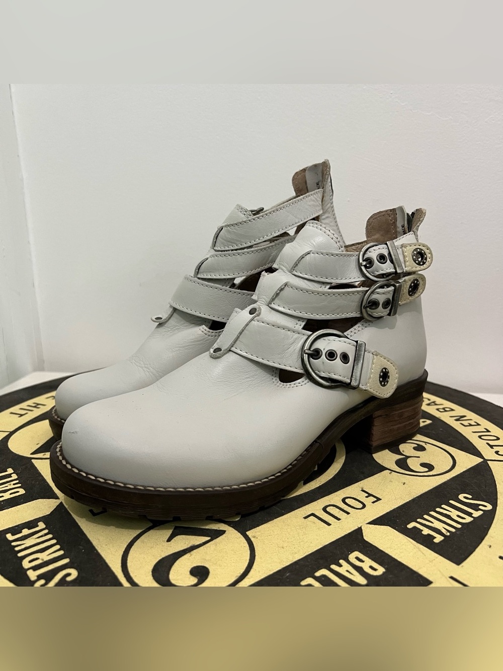 Dromedaris White Leather Kelsy Ankle Boots Booties Buckle Stud Summer 38 7.5-8